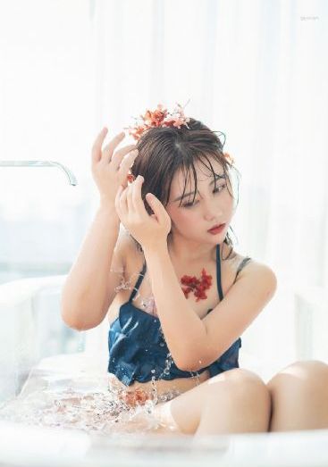护士趴下光屁股翘臀被打的_720在线手机播放