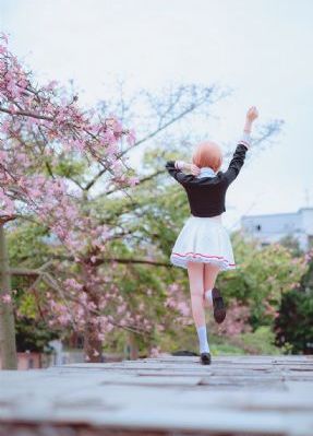 掀起裙子从后面挺进她的身体视频_4K免费观看